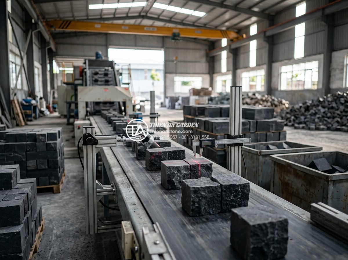 Tìm hiểu quy trình khai thác và sản xuất đá cubic từ mỏ đá tự nhiên - Workers sorting and inspecting raw stone blocks on a conveyor belt system inside
