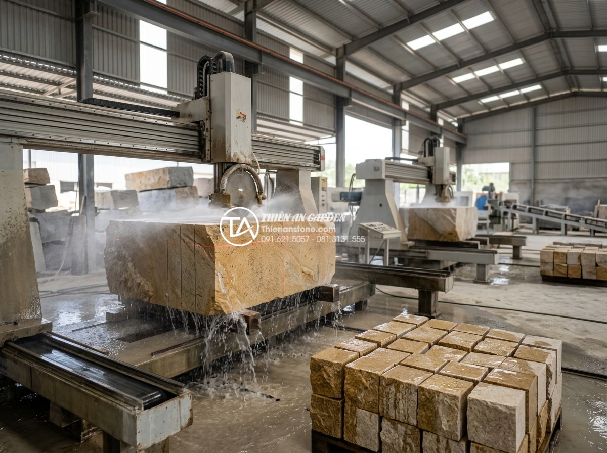 Tìm hiểu quy trình khai thác và sản xuất đá cubic từ mỏ đá tự nhiên - Inside a modern stone factory showing automated cutting machines slicing large b
