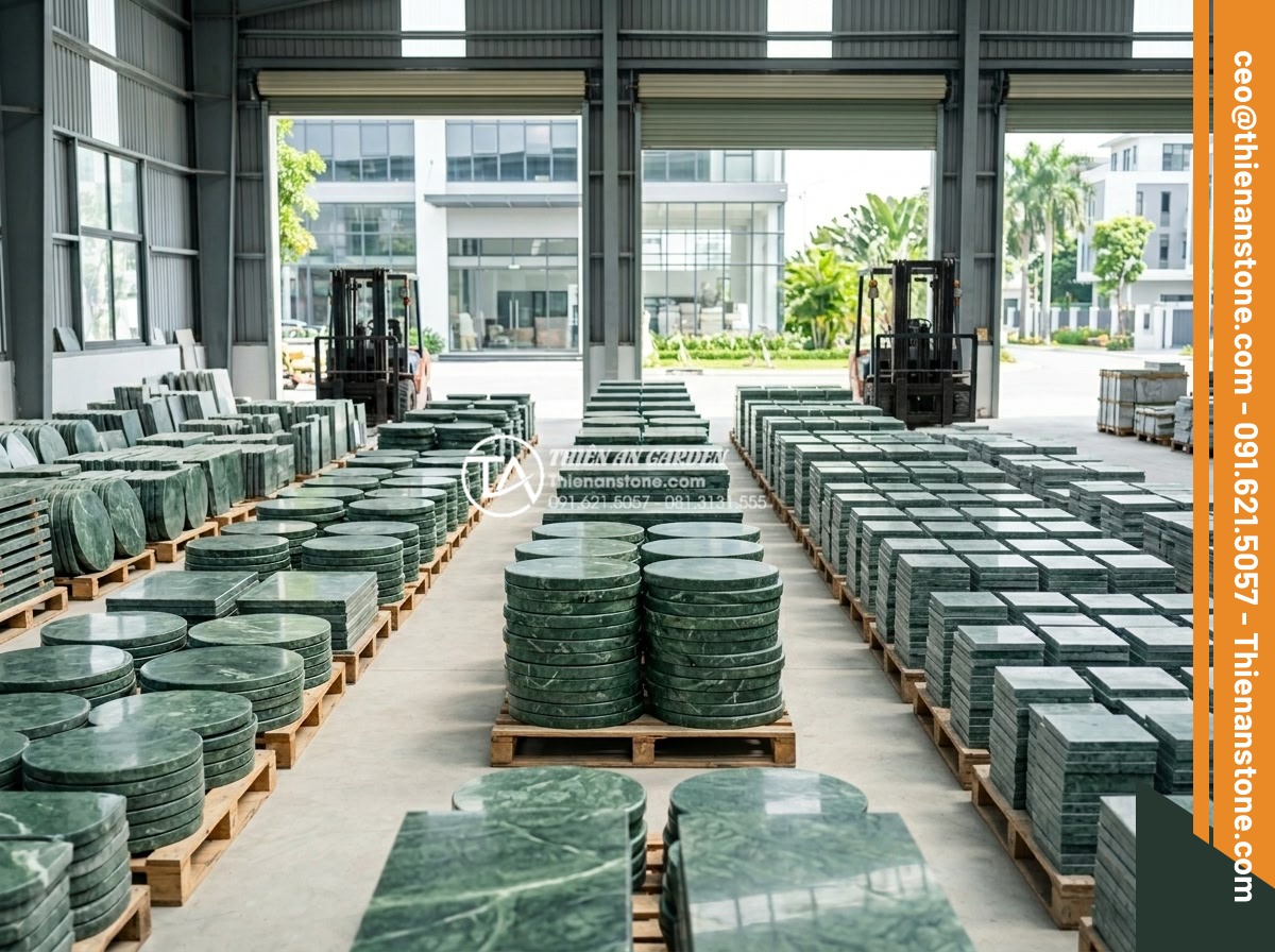 Tổng kho phân phối đá dặm bước sân vườn uy tín, giá rẻ tại Hà Nội & HCM - Hình 11 Tổng kho phân phối đá dặm bước sân vườn uy tín, giá rẻ tại Hà Nội & HCM - Professional team photo of the Đá Cảnh Thiên An staff standing proudly in front