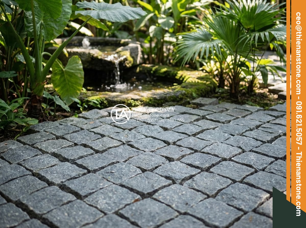 Top 15 mẫu lát đá cubic sân vườn đẹp mắt dẫn đầu xu hướng 2026 - Close-up view of perfectly cut cubic natural stones in gray basalt arranged in a