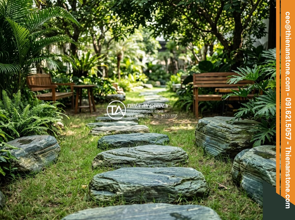 Ứng dụng đá bước dạo trong thiết kế quán cafe sân vườn cực chill - A serene garden cafe scene with natural stepping stones arranged in a winding pa