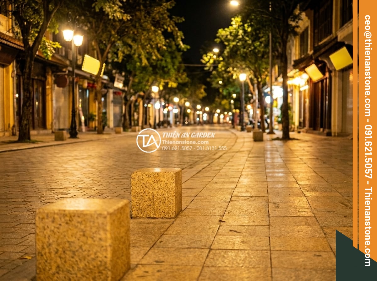 Ứng dụng đá cubic trong thiết kế quảng trường và khu phố đi bộ - Hình 8 Ứng dụng đá cubic trong thiết kế quảng trường và khu phố đi bộ - Night view of a pedestrian boulevard with cubic stone paving illuminated by warm