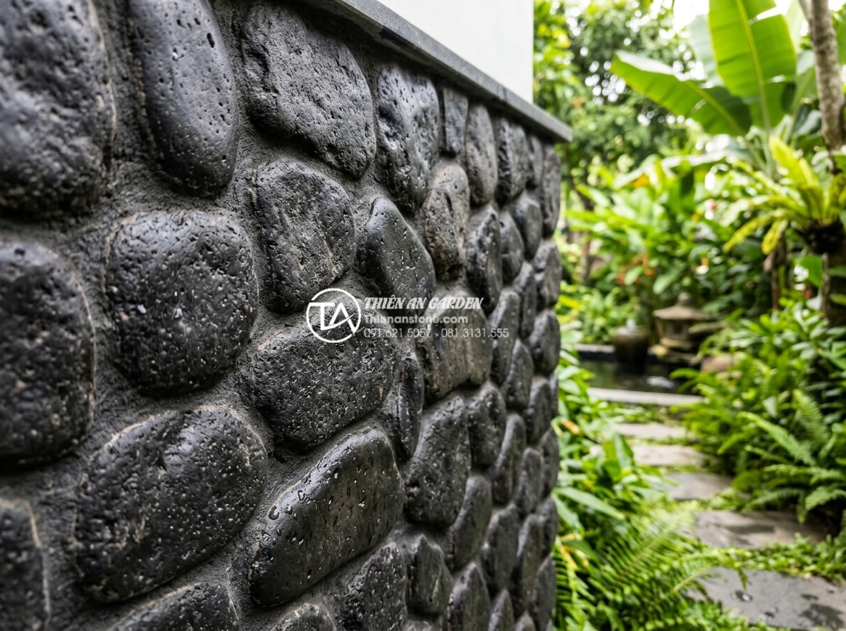 15+ Mẫu đá rối ốp chân tường giúp bảo vệ công trình tuyệt đối - High-resolution close-up of natural river pebble stones in irregular shapes clad
