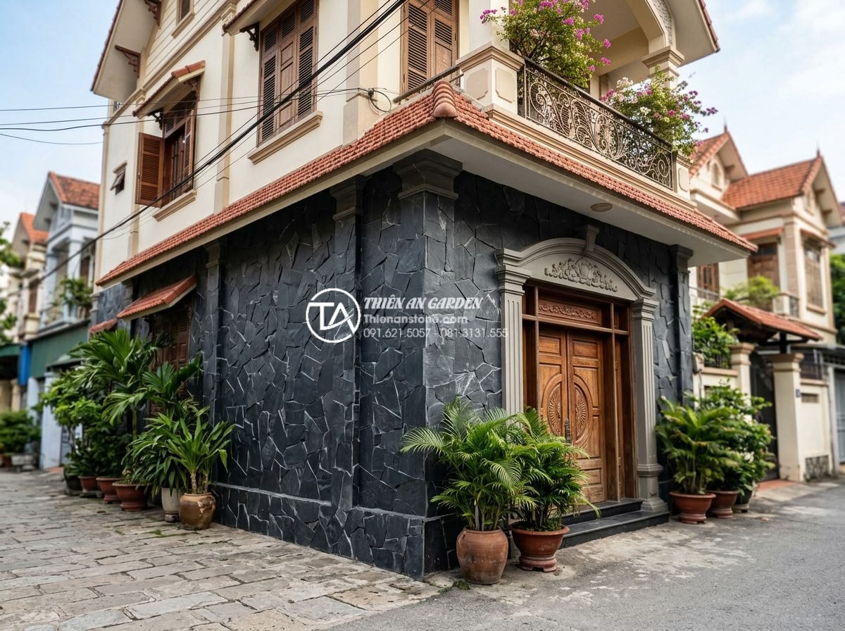 20 Ý tưởng sử dụng đá rối trang trí mặt tiền nhà phố cực ấn tượng - Elegant vintage-inspired house front with decorative rubble stone cladding incor
