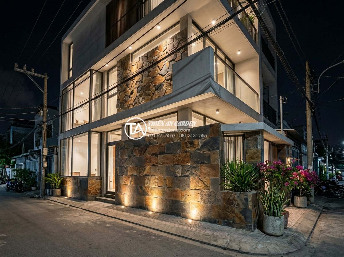 20 Ý tưởng sử dụng đá rối trang trí mặt tiền nhà phố cực ấn tượng - Wide angle view of contemporary urban townhouse front with artistic arrangement 