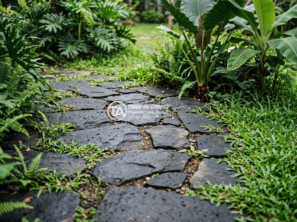Bảng giá đá rối lát sân vườn: Kinh nghiệm mua đá rẻ và chất lượng - High-resolution close-up of natural stone rubble paving with irregular shapes an