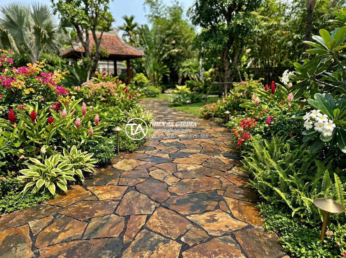 Bảng giá đá rối lát sân vườn: Kinh nghiệm mua đá rẻ và chất lượng - Wide angle view of a beautifully landscaped garden path paved with natural stone