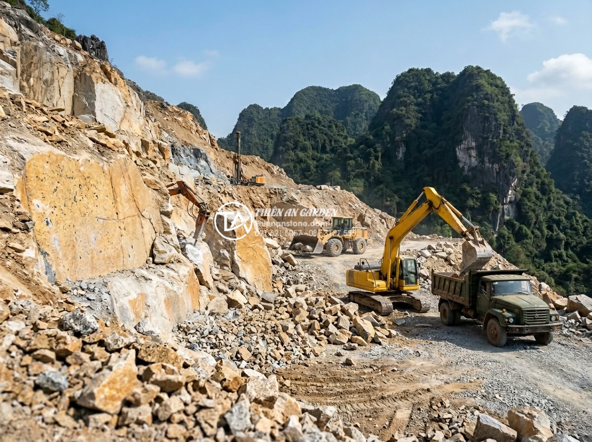 Bảng giá đá rối lát sân vườn: Kinh nghiệm mua đá rẻ và chất lượng - Mining site view of natural stone rubble extraction in mountainous area with wor