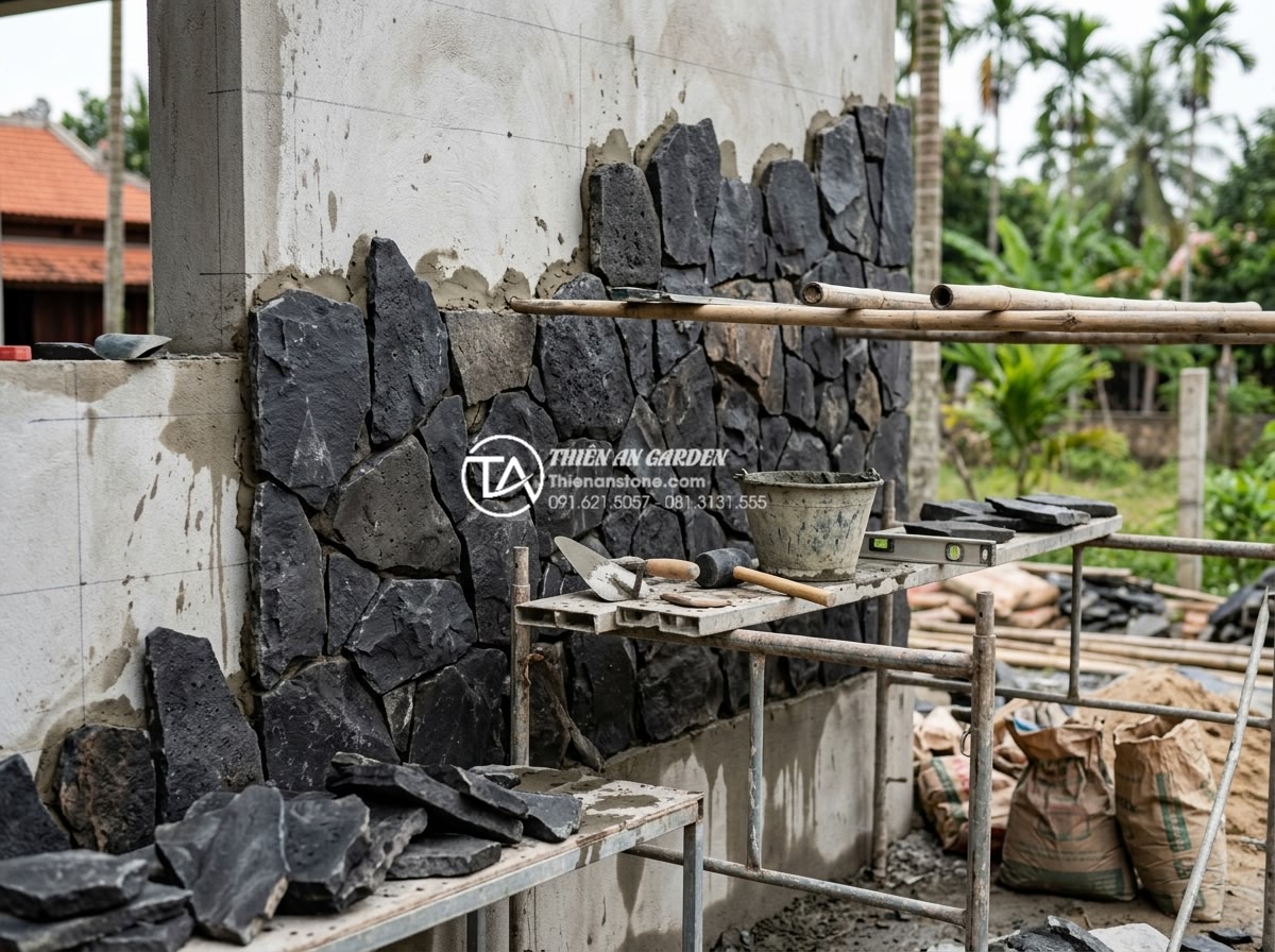 Báo giá đá rối ốp tường 2026: Cập nhật chi phí vật tư và nhân công - Construction workers skillfully installing irregular natural stone pieces on ext