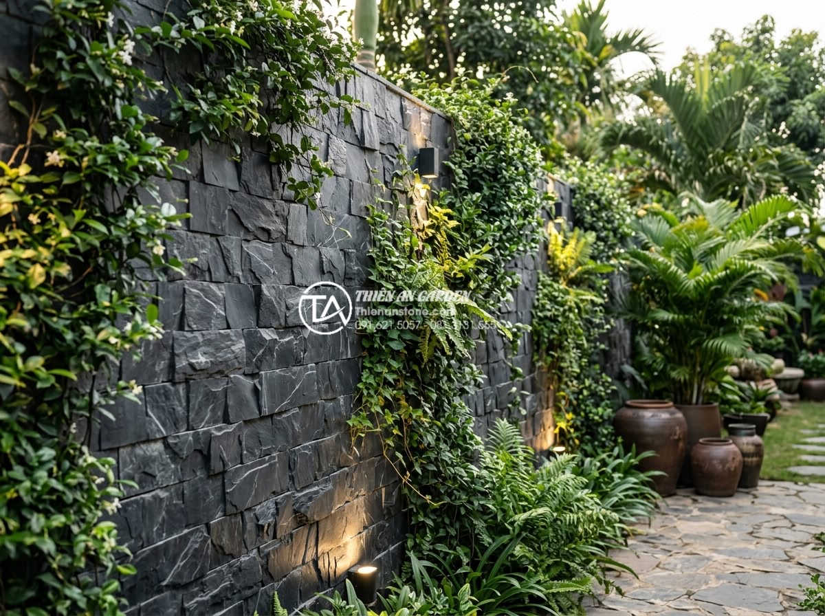 Báo giá đá rối ốp tường 2026: Cập nhật chi phí vật tư và nhân công - Wide angle shot of a full garden wall covered in Lai Chau multi-colored irregula