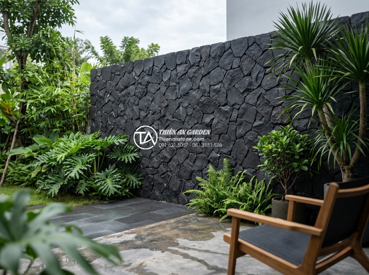 Báo giá đá rối ốp tường 2026: Cập nhật chi phí vật tư và nhân công - Black slate irregular stone wall installation example with smooth yet natural te