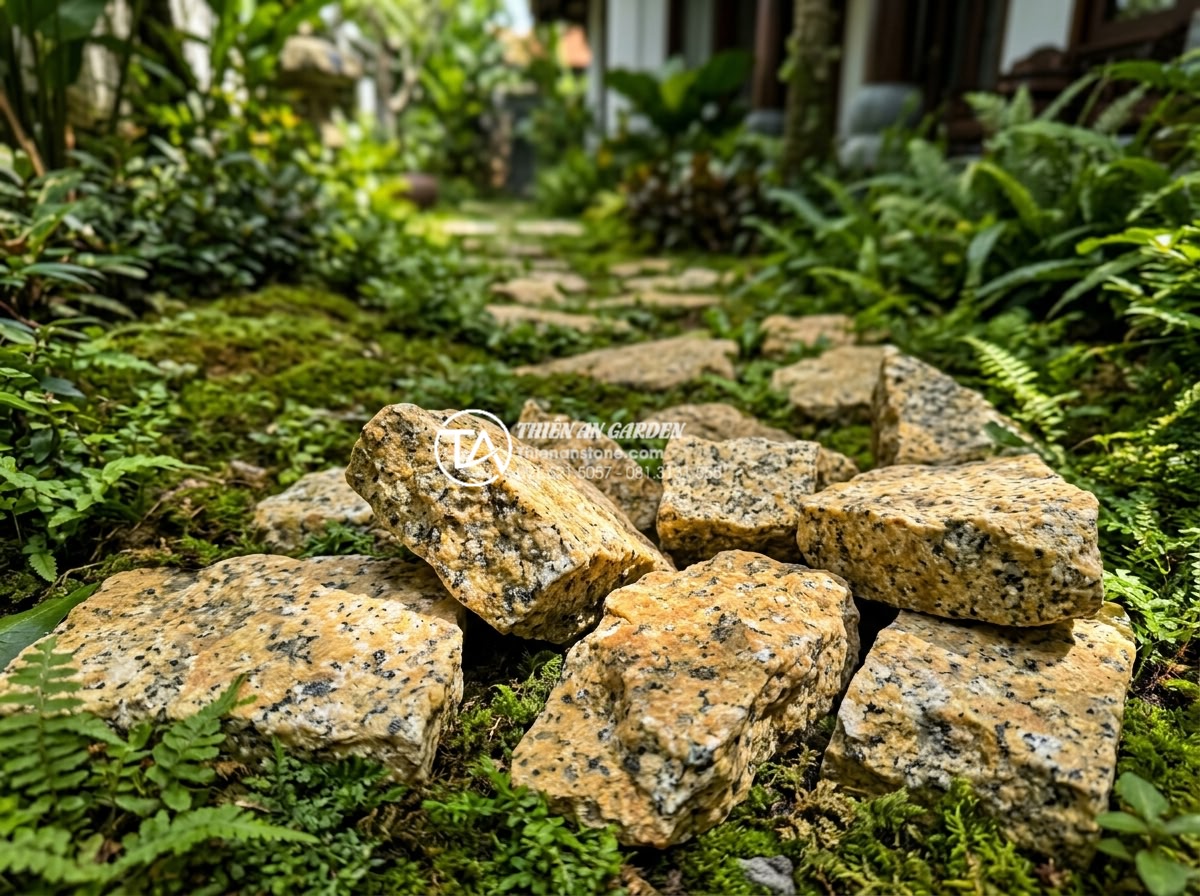 Báo giá thi công đá rối trọn gói: Những yếu tố ảnh hưởng đến giá - Close-up view of natural chaotic yellow stone pieces with irregular shapes, roug