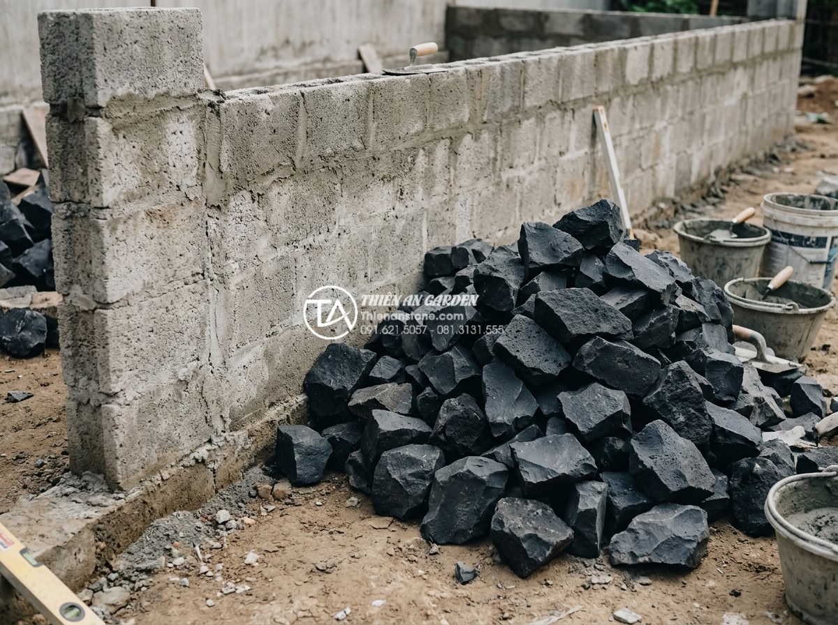 Cách tính định mức đá rối trên 1m2 để dự toán ngân sách chính xác - Step-by-step construction process images of workers laying decorative natural st