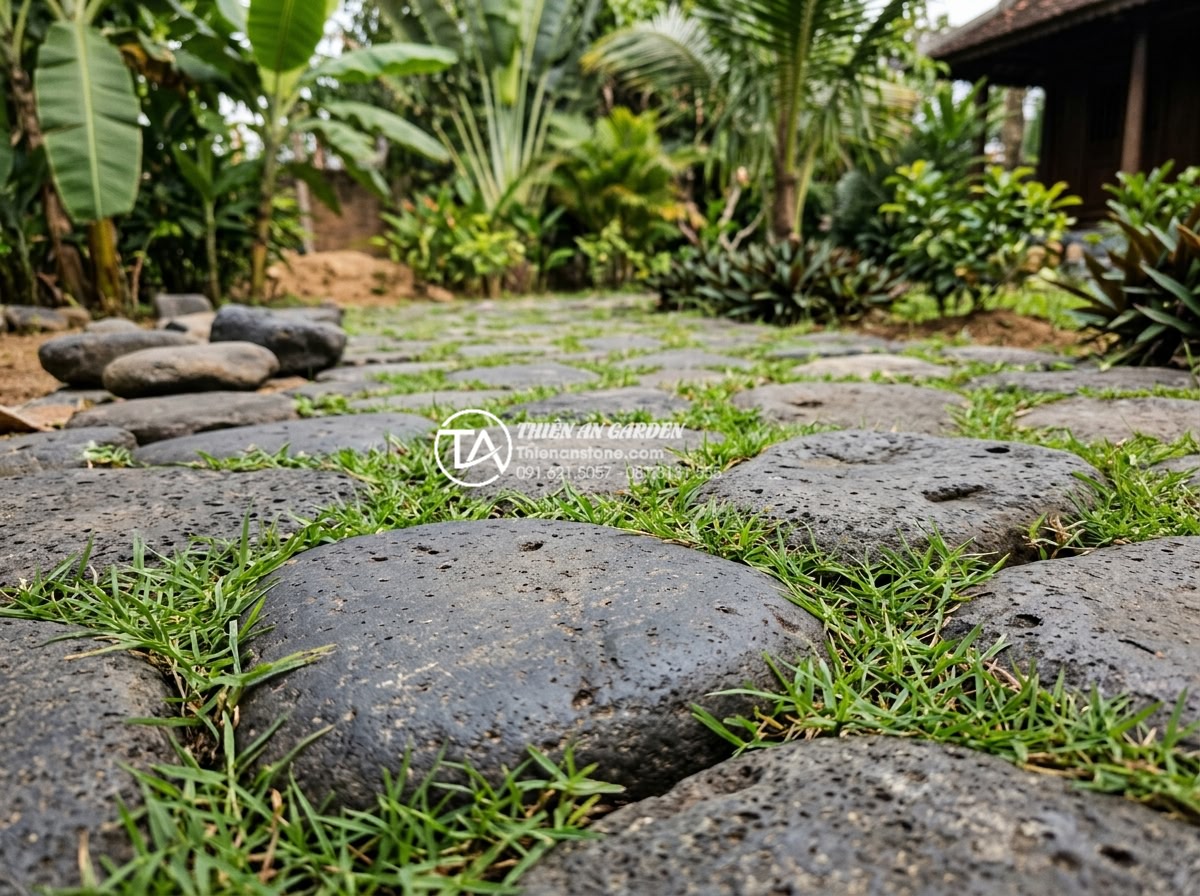Có nên lát sân vườn bằng đá rối? Phân tích ưu và nhược điểm - Close-up view of irregular natural tumbled stones in earthy tones being laid as 