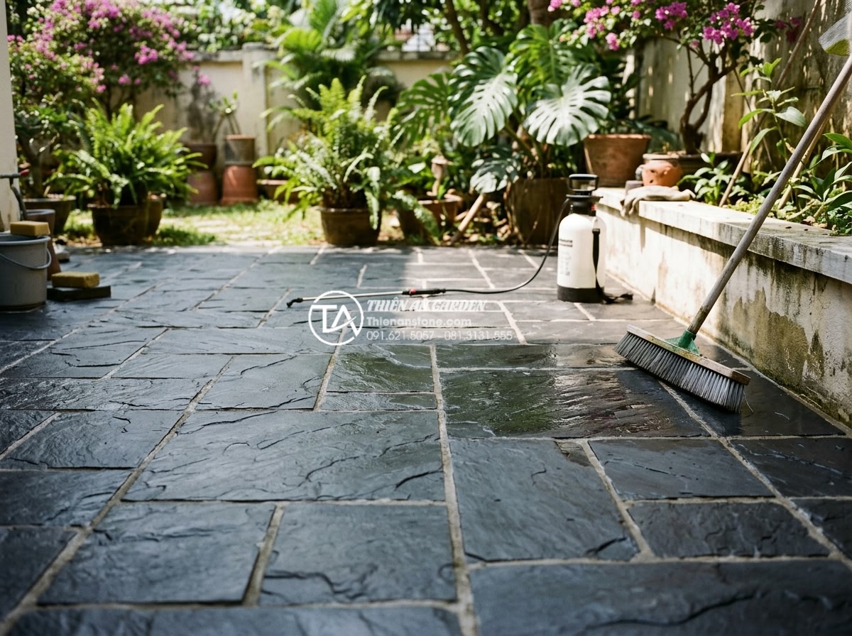 Có nên lát sân vườn bằng đá rối? Phân tích ưu và nhược điểm - Professional team completing the final touches on a freshly laid tumbled stone g