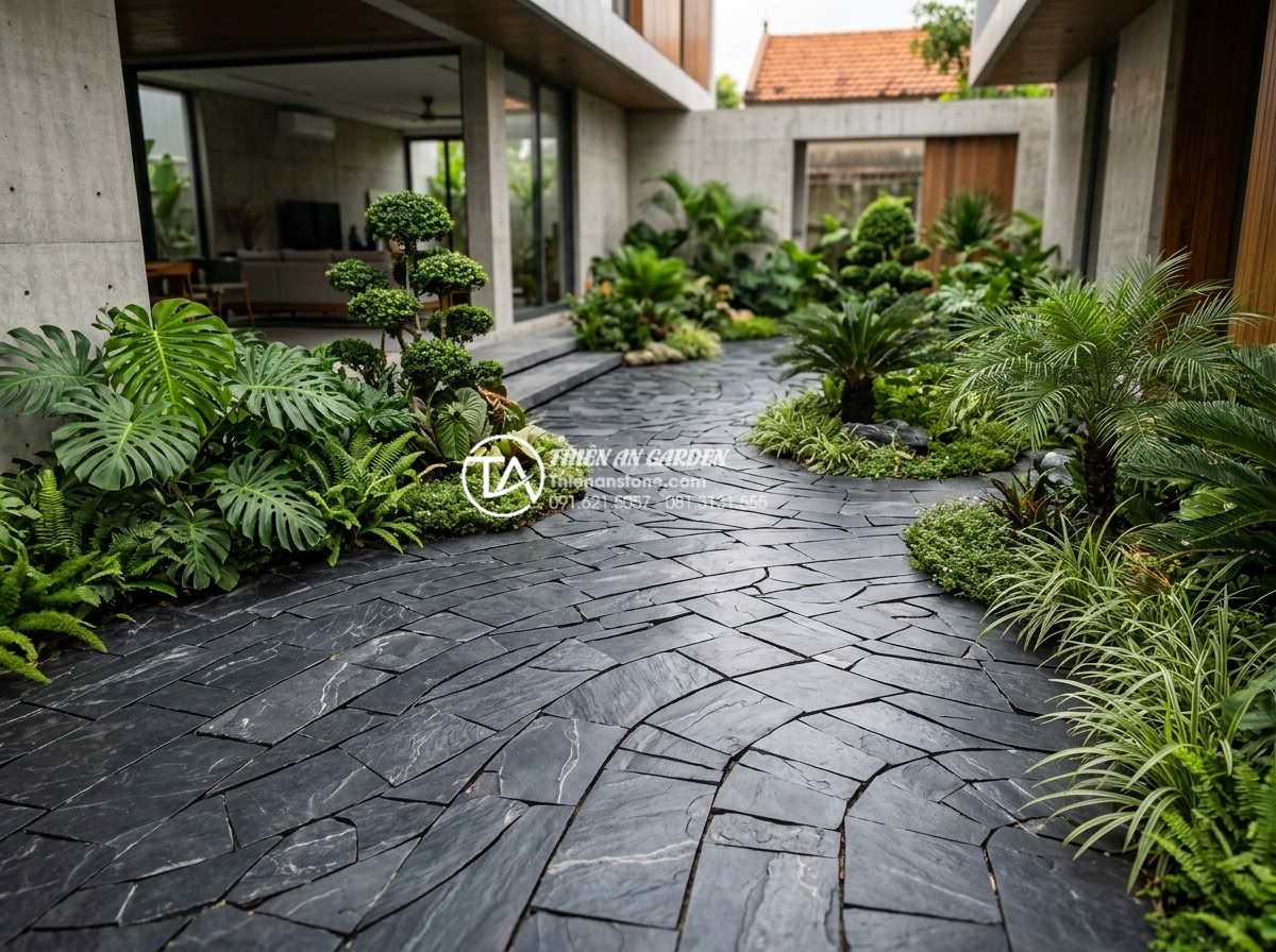 Có nên lát sân vườn bằng đá rối? Phân tích ưu và nhược điểm - Custom designed modern garden using unique patterns of natural tumbled stones ta