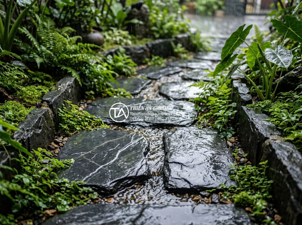 Có nên lát sân vườn bằng đá rối? Phân tích ưu và nhược điểm - Detailed view of water drainage between irregular tumbled stone pavers in a rain