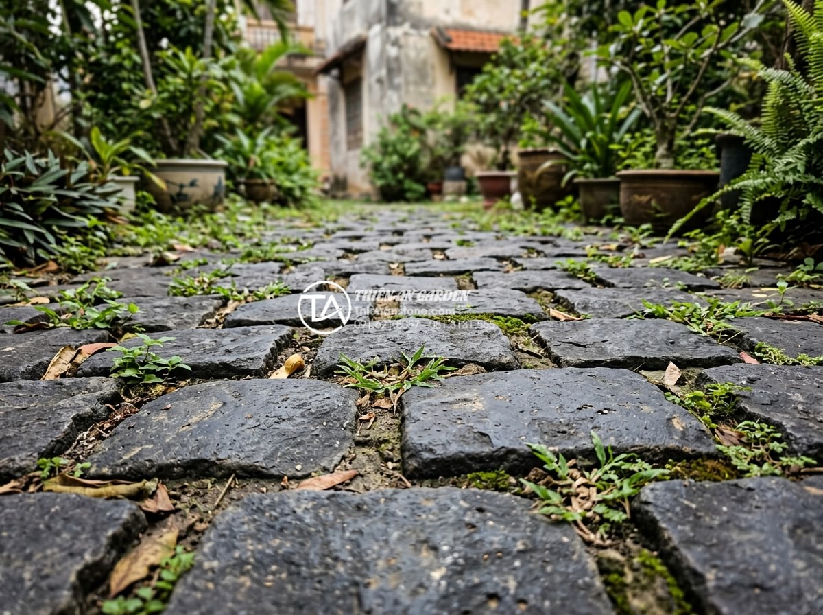 Có nên lát sân vườn bằng đá rối? Phân tích ưu và nhược điểm - Realistic image showing potential uneven surface of tumbled stone garden paving 