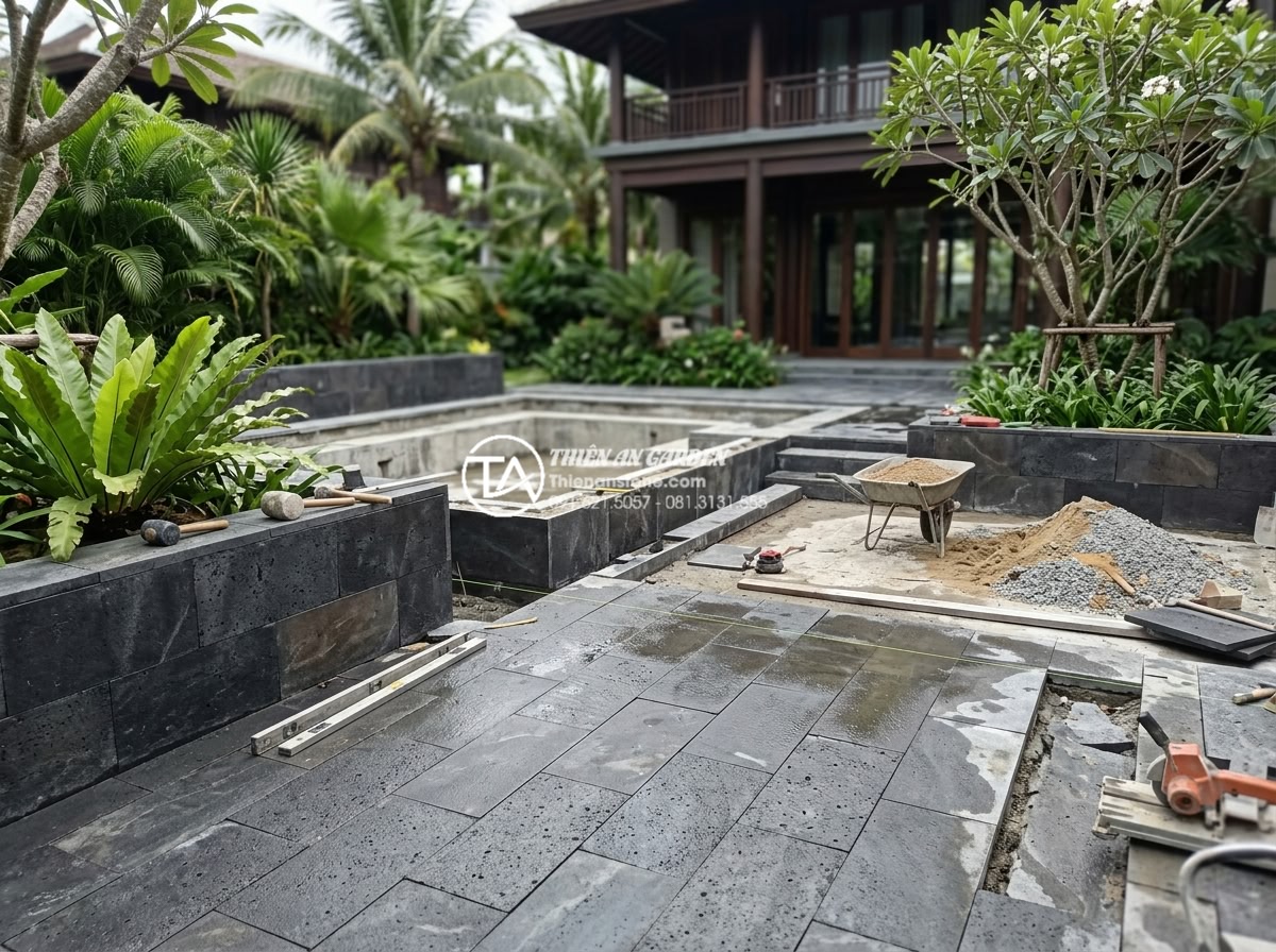 Đá rối đa sắc: Lựa chọn hàng đầu cho các resort và villa cao cấp - Professional team from Da Canh Thien An company installing high-quality multi-co