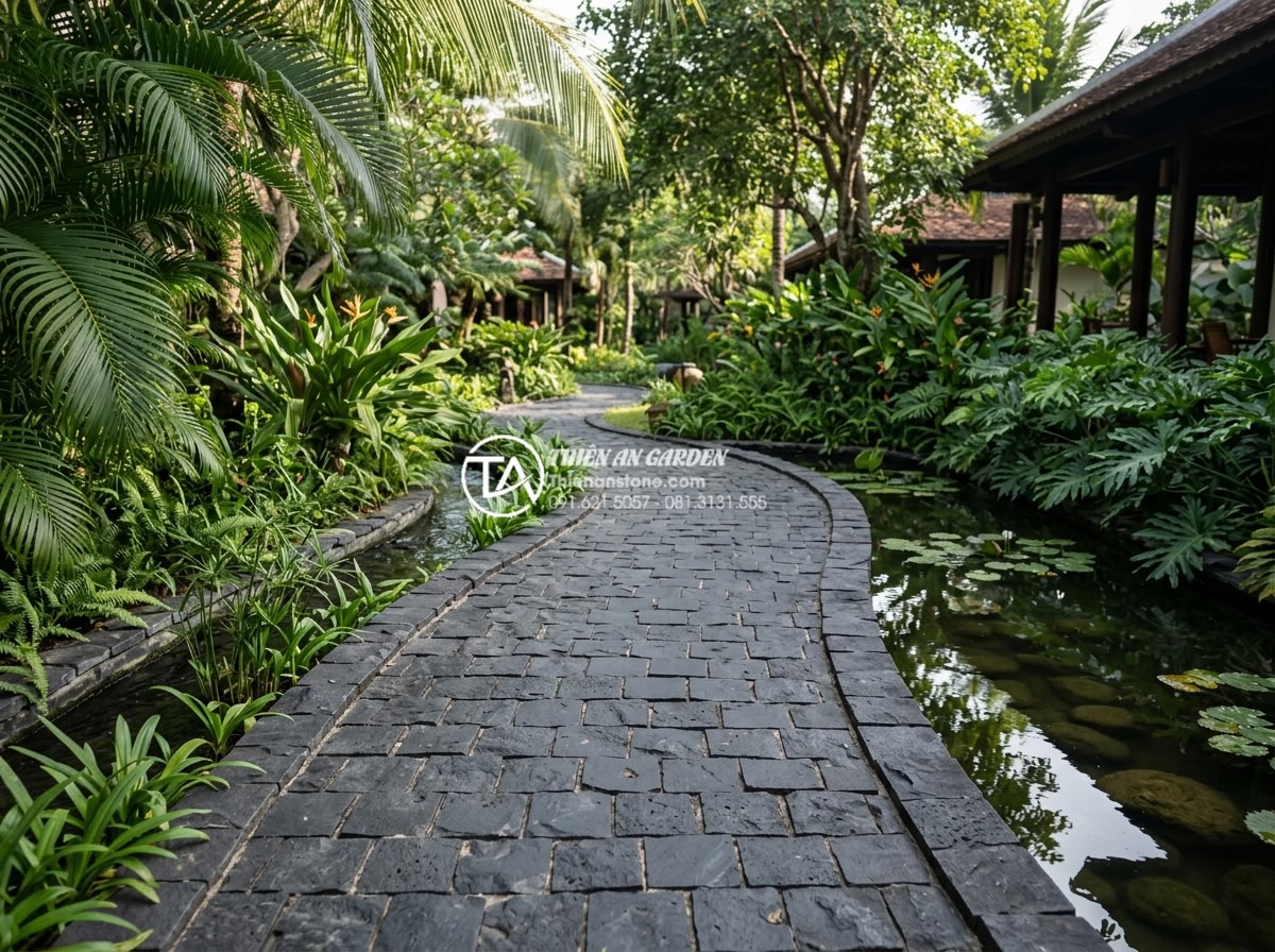 Đá rối đa sắc: Lựa chọn hàng đầu cho các resort và villa cao cấp - Luxury resort garden pathway paved with multi-colored natural river stones surro
