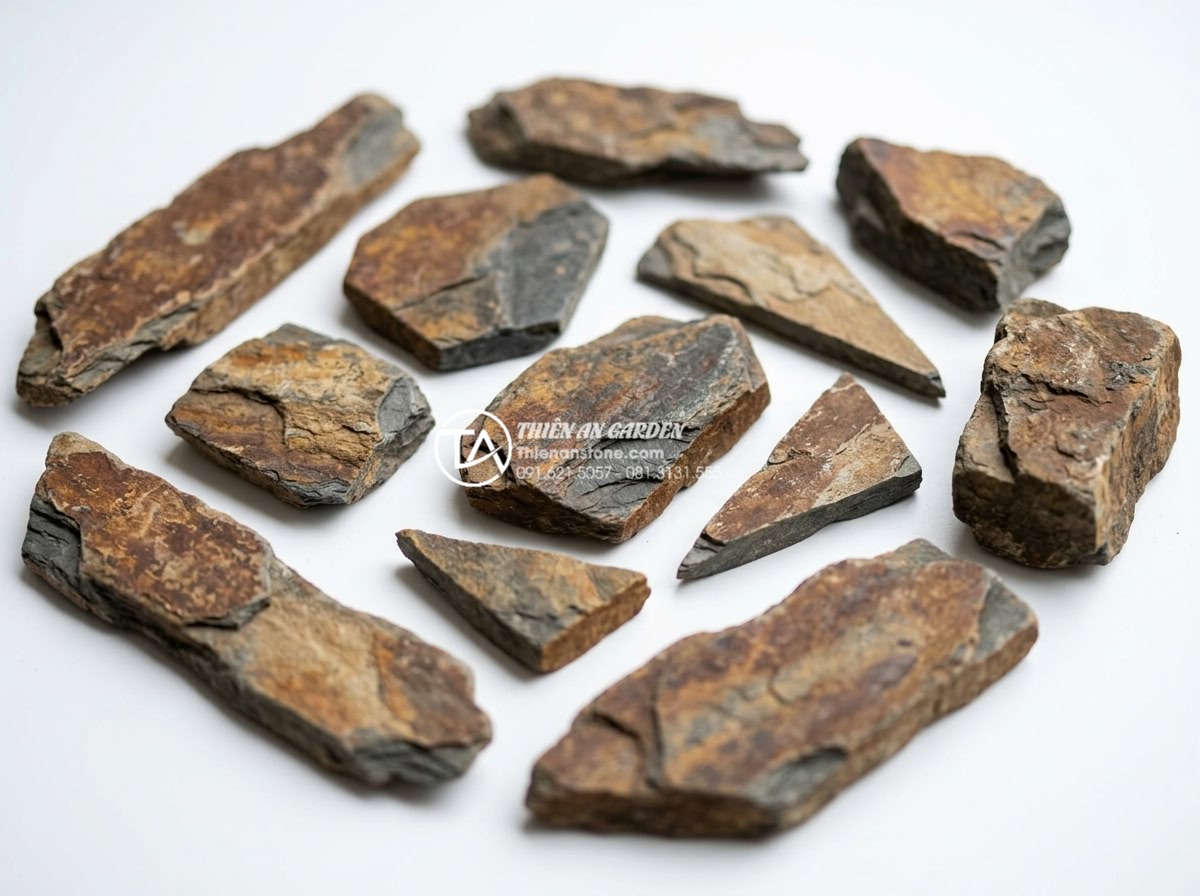 Đá rối là gì? Xu hướng sử dụng đá tự nhiên trong kiến trúc 2026 - Artistic composition of various ragged natural stones with different colors and 