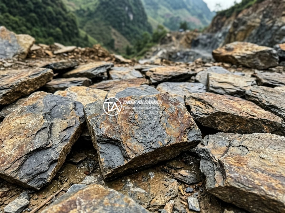 Đá rối Lai Châu: Đặc điểm, phân loại và bảng giá mới nhất - Close-up view of irregular natural slate stones from Lai Chau Vietnam with rough