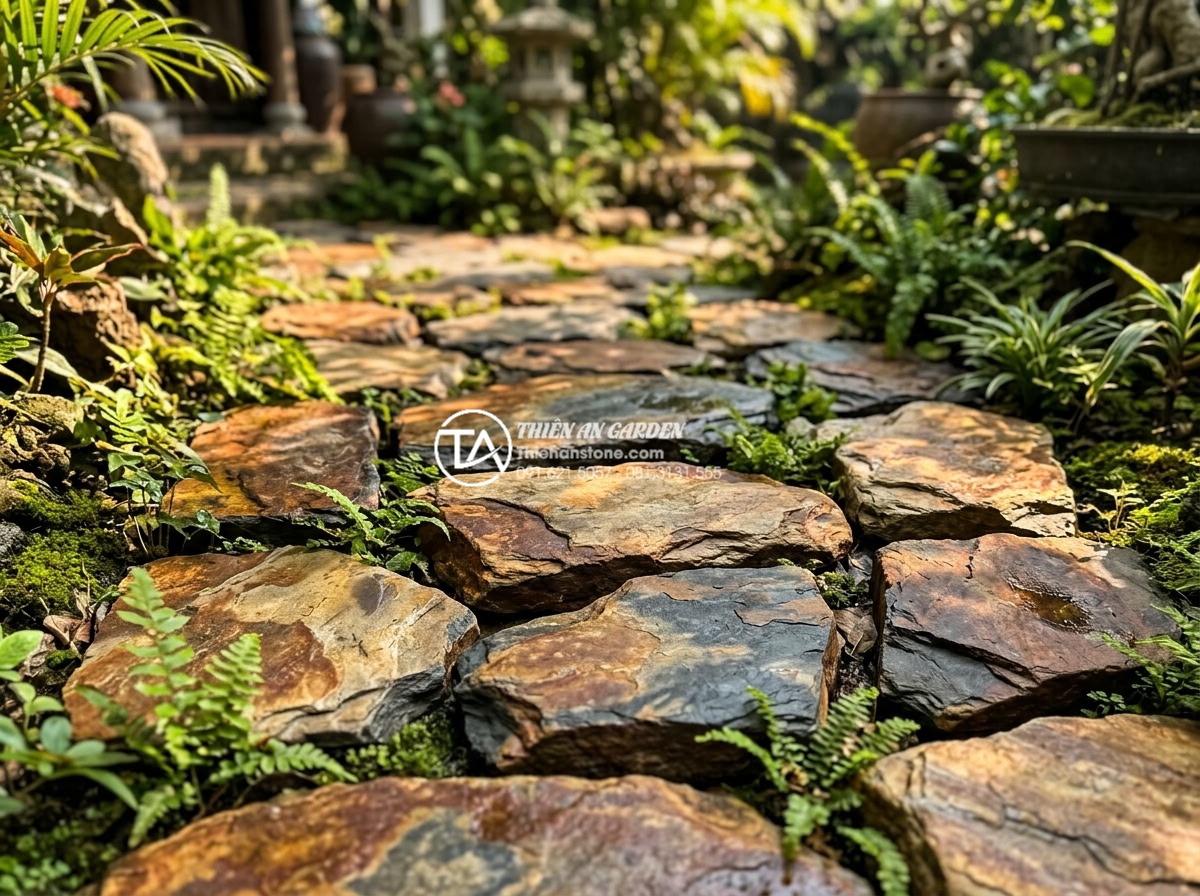 Đá rối Lai Châu: Đặc điểm, phân loại và bảng giá mới nhất - Multi-color irregular stones from Lai Chau showing vibrant natural hues in sunli