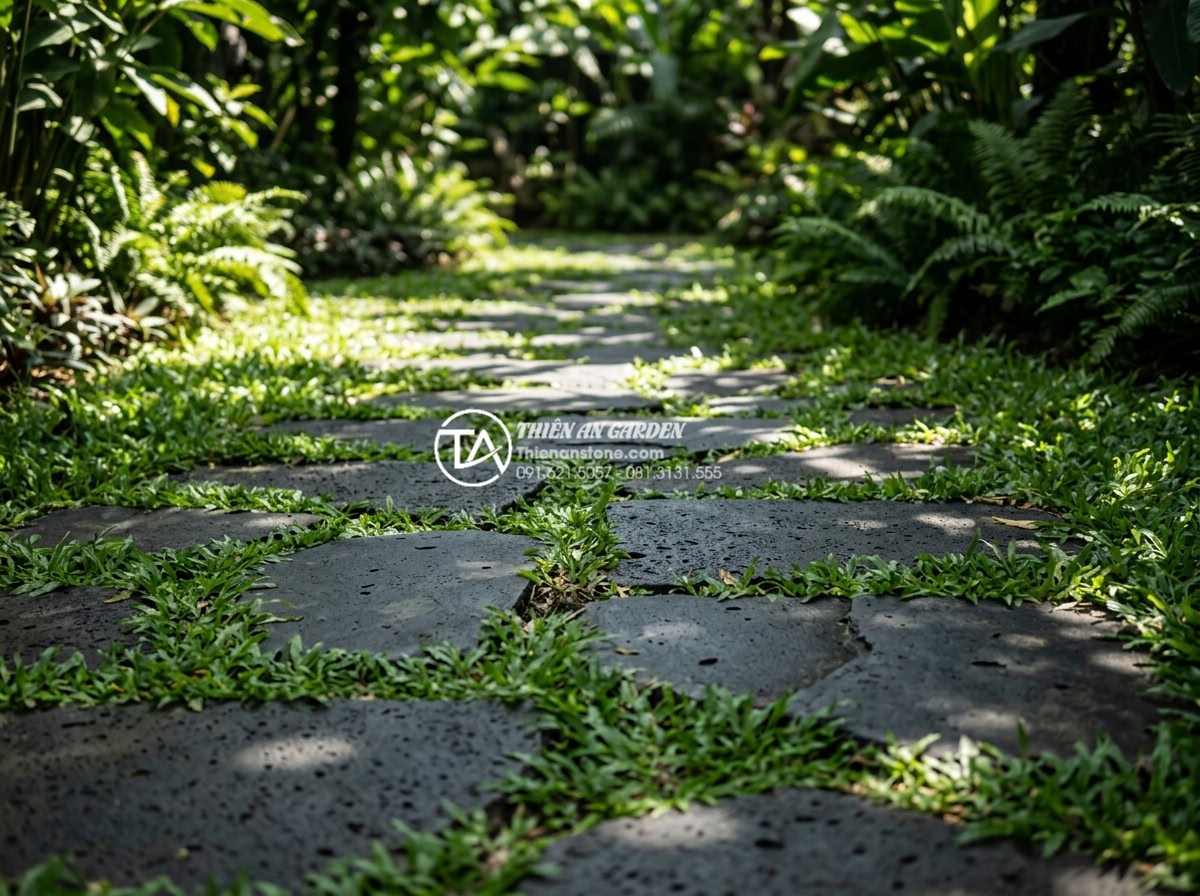 Đá rối lát sân vườn: Giải pháp thi công bền vững và thẩm mỹ - Close-up view of irregular natural chaotic stones paved in a lush tropical garde