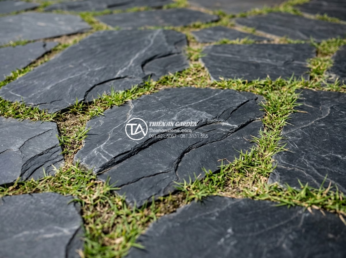 Đá rối lát sân vườn: Giải pháp thi công bền vững và thẩm mỹ - Detailed texture of natural stone pavement showing irregular edges, natural colo