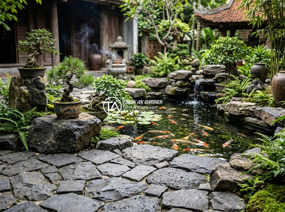 Đá rối lát sân vườn: Giải pháp thi công bền vững và thẩm mỹ - Creative garden design featuring chaotic stone paving around a koi pond with bon