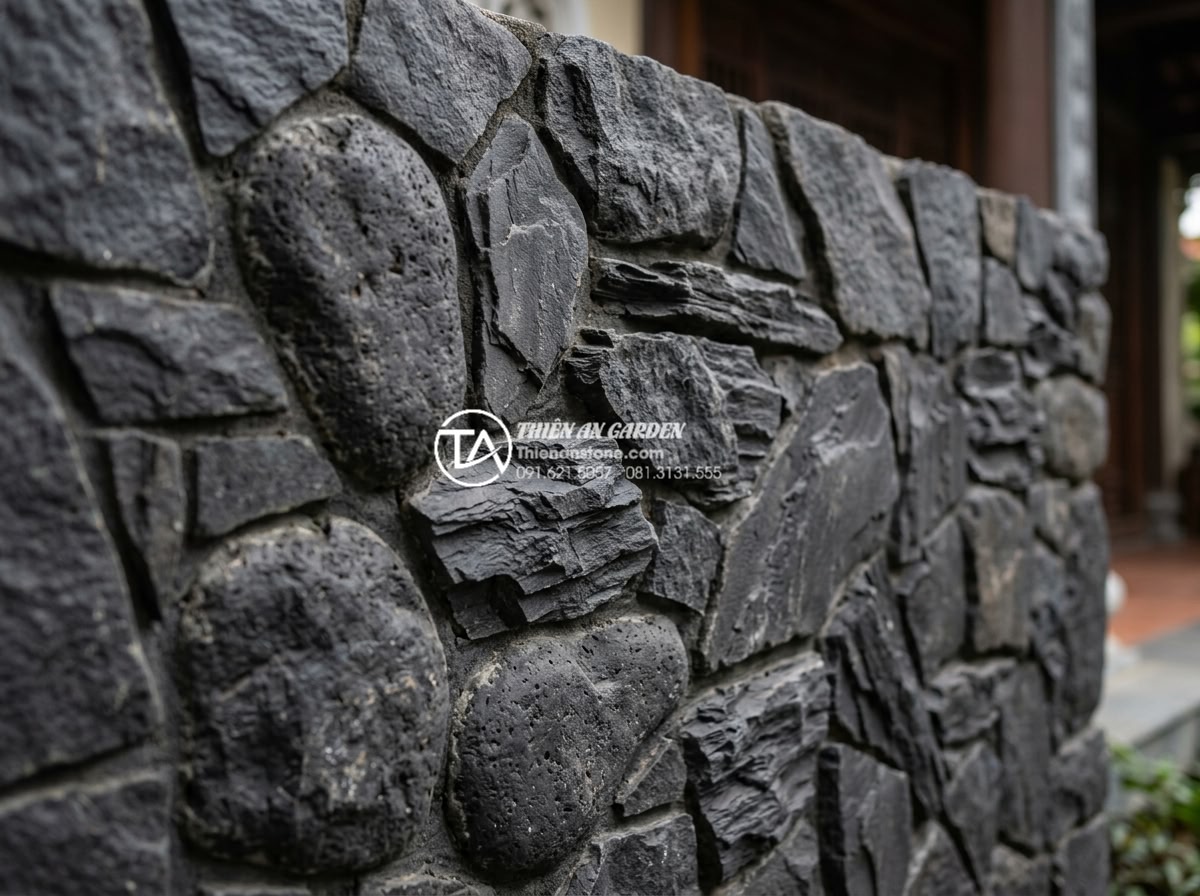 Đá rối ốp tường: Nghệ thuật tạo điểm nhấn cho không gian sống - Close-up detailed view of natural irregular river stones and split-face slate pi