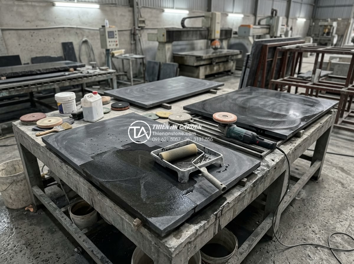Đá rối vàng quay tay: Quy trình sản xuất và giá trị thẩm mỹ - Professional stone finishing process with workers applying protective sealant an