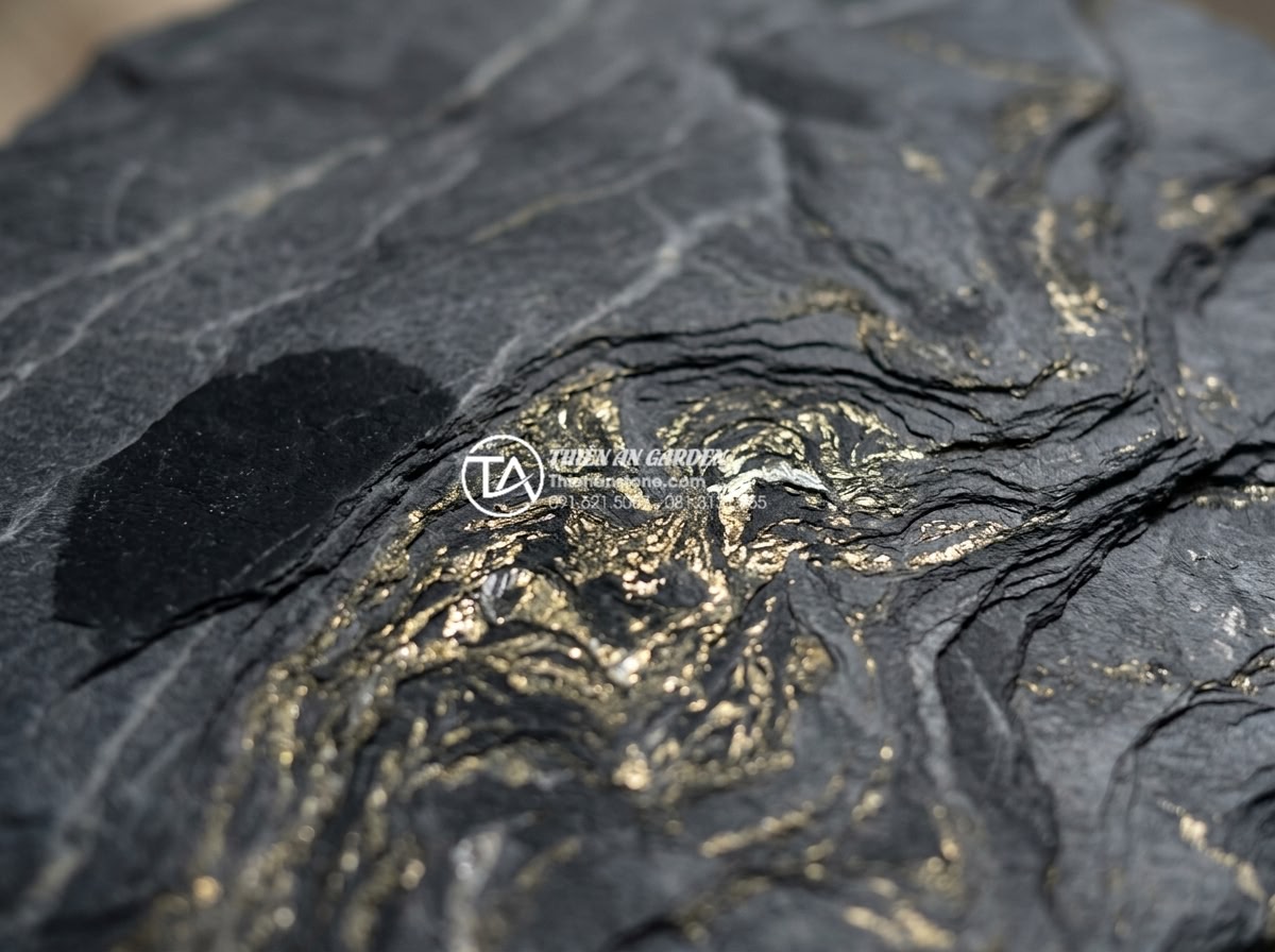 Đá rối vàng quay tay: Quy trình sản xuất và giá trị thẩm mỹ - Macro photography of golden chaotic stone texture showing intricate swirling pat