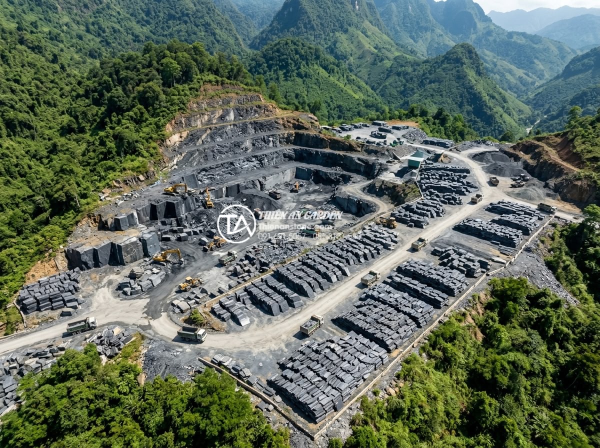 Đá rối vàng quay tay: Quy trình sản xuất và giá trị thẩm mỹ - Aerial view of organized stone quarry site in Vietnam with piles of raw golden s