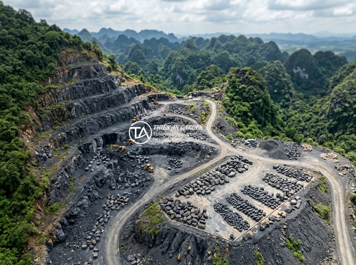Đá rối vàng quay: Ứng dụng độc đáo trong trang trí tiểu cảnh - Aerial view of natural stone quarry in mountainous region where da roi vang quay