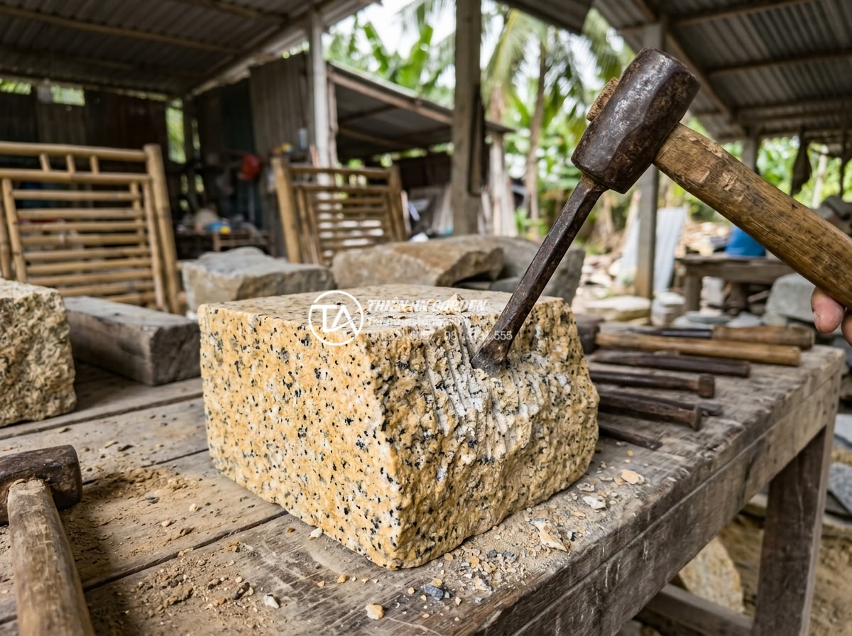 Đá rối vàng: Vẻ đẹp sang trọng từ mỏ đá Bình Định và Nghệ An - Artisan hand-chiseling golden ruffled stone using traditional tools in workshop,