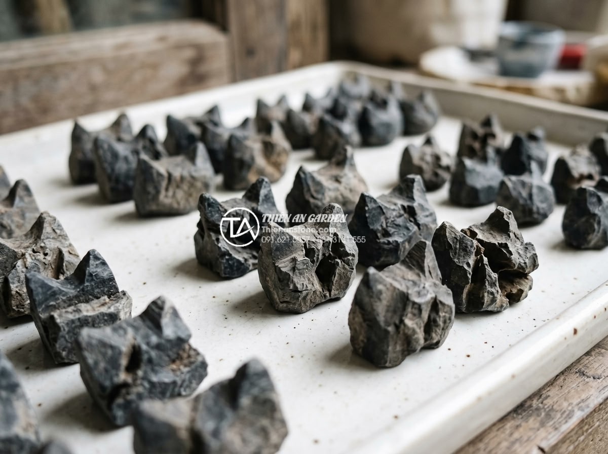 Đá tai mèo mini: Xu hướng decor bàn làm việc được ưa chuộng 2026 - Hình 8 Đá tai mèo mini: Xu hướng decor bàn làm việc được ưa chuộng 2026 - Variety of premium cat ear mini stones displayed on white surface for selection,