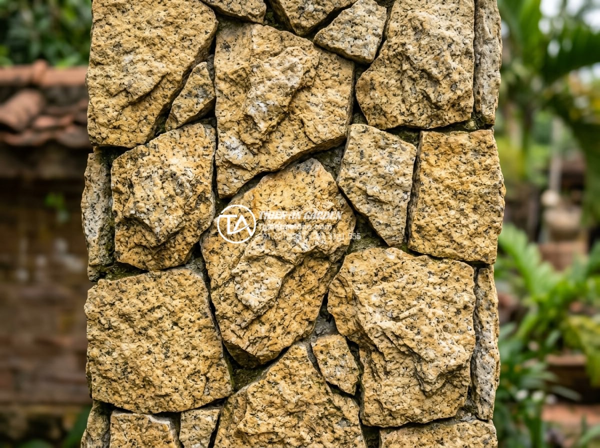 Hướng dẫn cách ốp đá rối đúng kỹ thuật cho thợ và chủ nhà - High-resolution close-up of natural chaotic stone pieces with rough texture and 