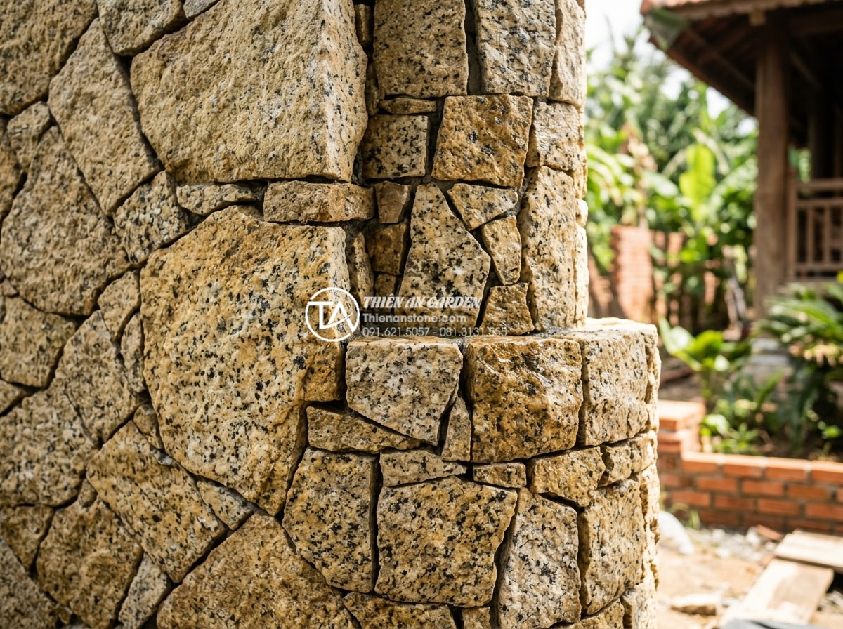 Hướng dẫn cách ốp đá rối đúng kỹ thuật cho thợ và chủ nhà - Close-up of skilled mason technique for installing chaotic stones at wall corner