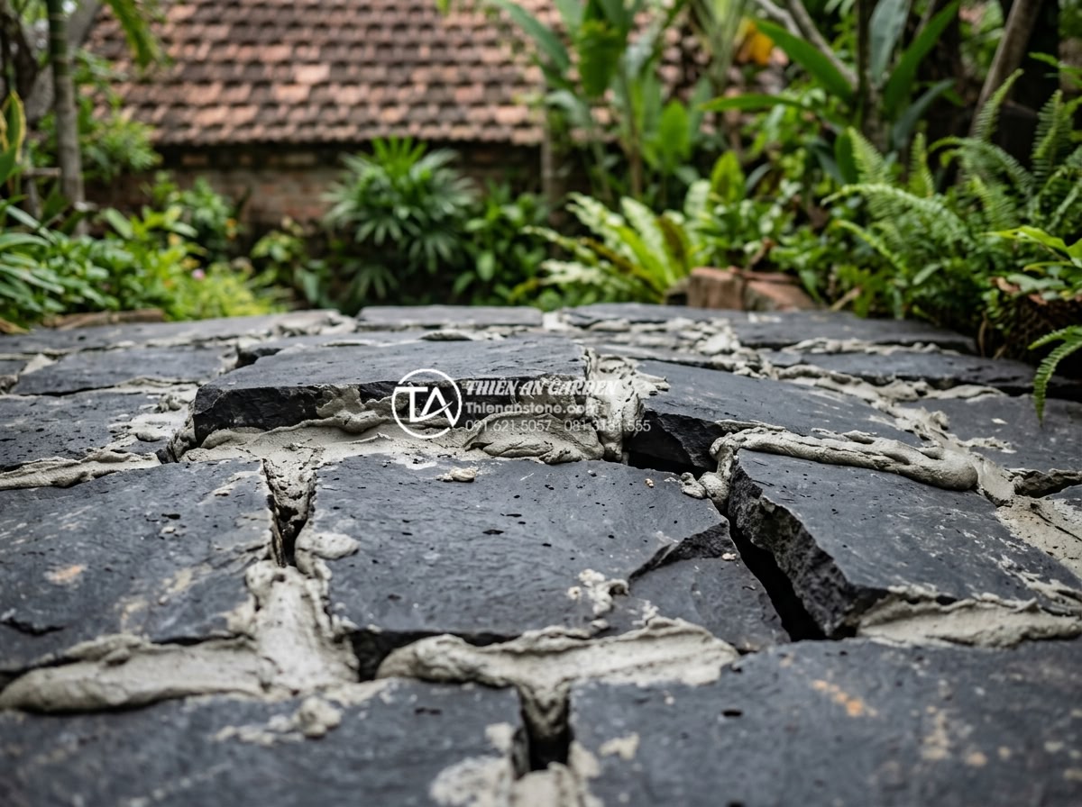 Hướng dẫn cách ốp đá rối đúng kỹ thuật cho thợ và chủ nhà - Common mistakes in chaotic stone installation with examples of poor mortar appli