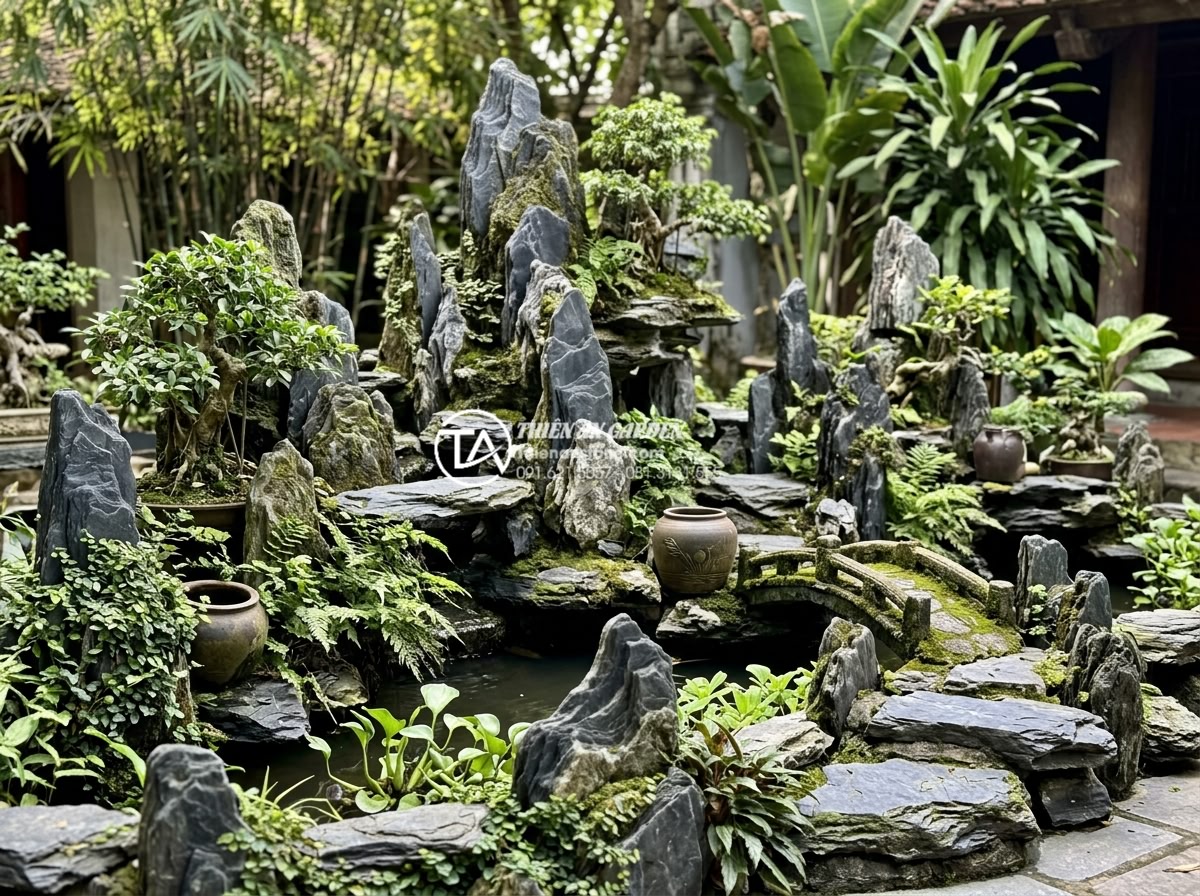 Hướng dẫn cách ốp đá rối đúng kỹ thuật cho thợ và chủ nhà - Long-term view of well-maintained chaotic stone garden feature after several yea