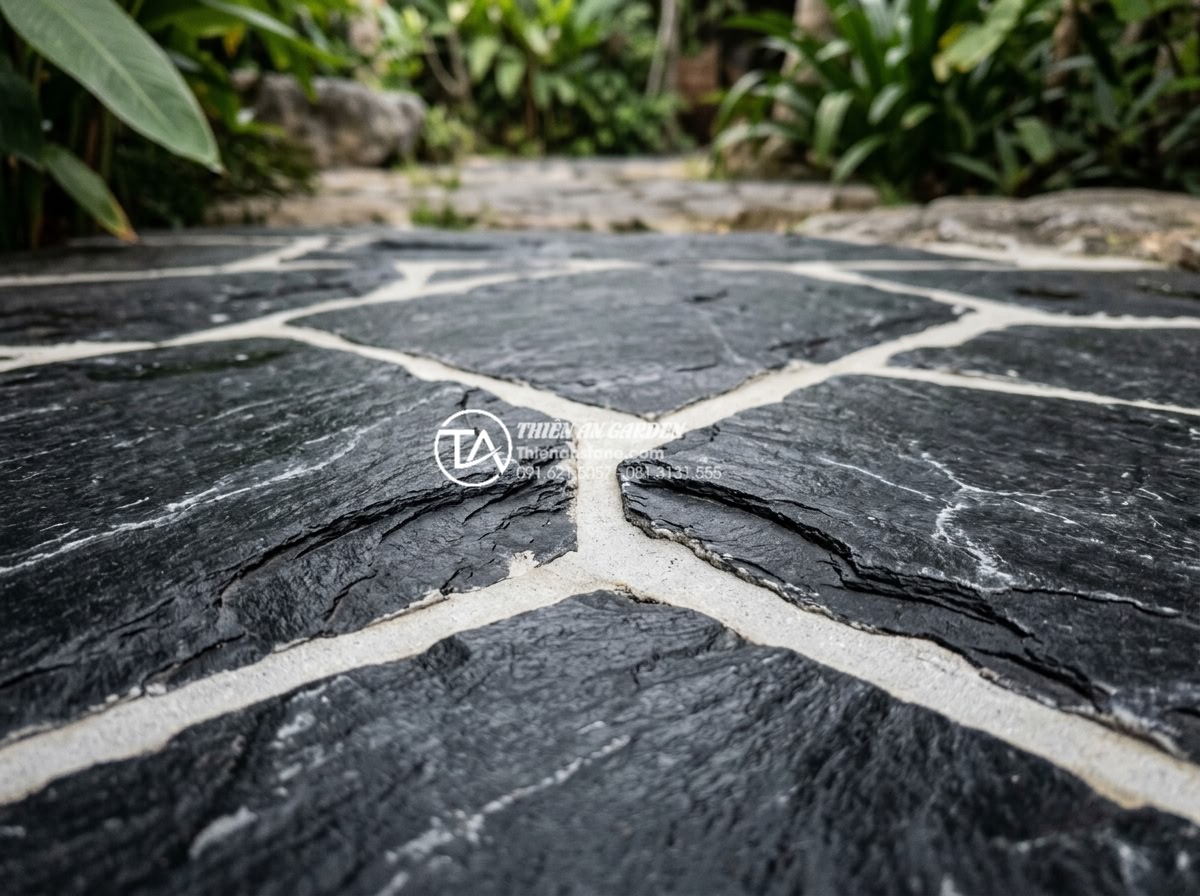 Kỹ thuật chà ron đá rối: Bí quyết để có mạch đá đều và đẹp - Close-up of beautifully even grout joints on natural chaotic stones highlighting