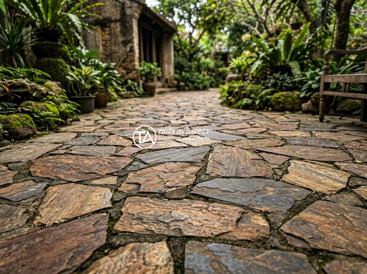 Kỹ thuật chà ron đá rối: Bí quyết để có mạch đá đều và đẹp - Long-term maintained chaotic stone paving showing preserved beauty and even join