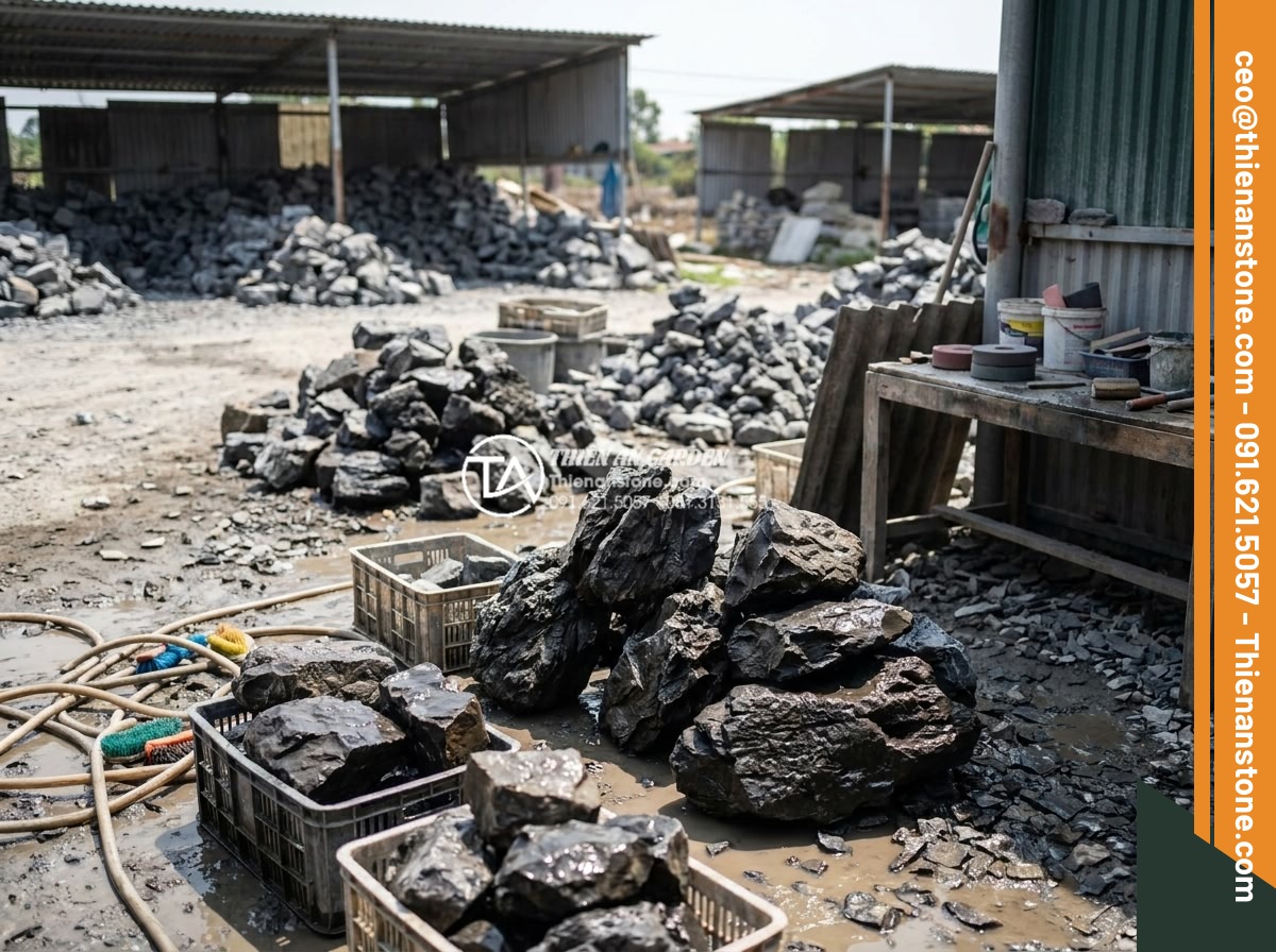 Quy trình khai thác đá tai mèo tại các vùng núi phía Bắc - Hình 15 Quy trình khai thác đá tai mèo tại các vùng núi phía Bắc - Post-extraction processing of cat ear stones including cleaning, sorting, and su