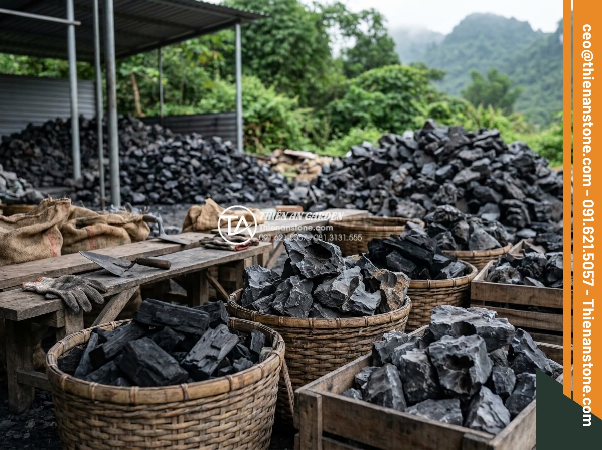Quy trình khai thác đá tai mèo tại các vùng núi phía Bắc - Hình 16 Quy trình khai thác đá tai mèo tại các vùng núi phía Bắc - Workers sorting and preparing harvested jagged cat ear decorative stones for lan