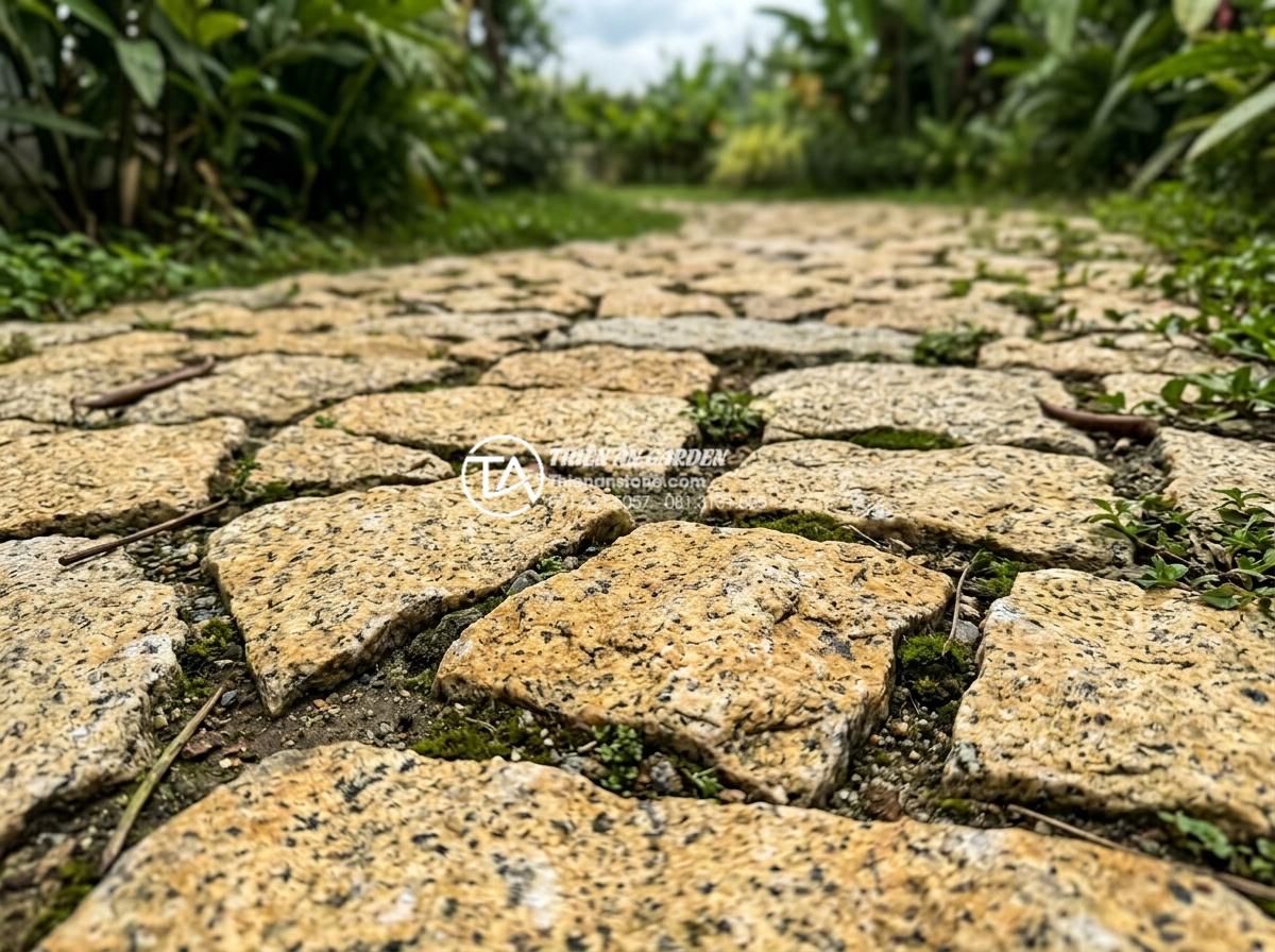 Quy trình lát sân bằng đá rối: Checklist 5 bước đạt chuẩn chuyên gia - High-resolution close-up of natural irregular tumbled stone paving using Vietnam