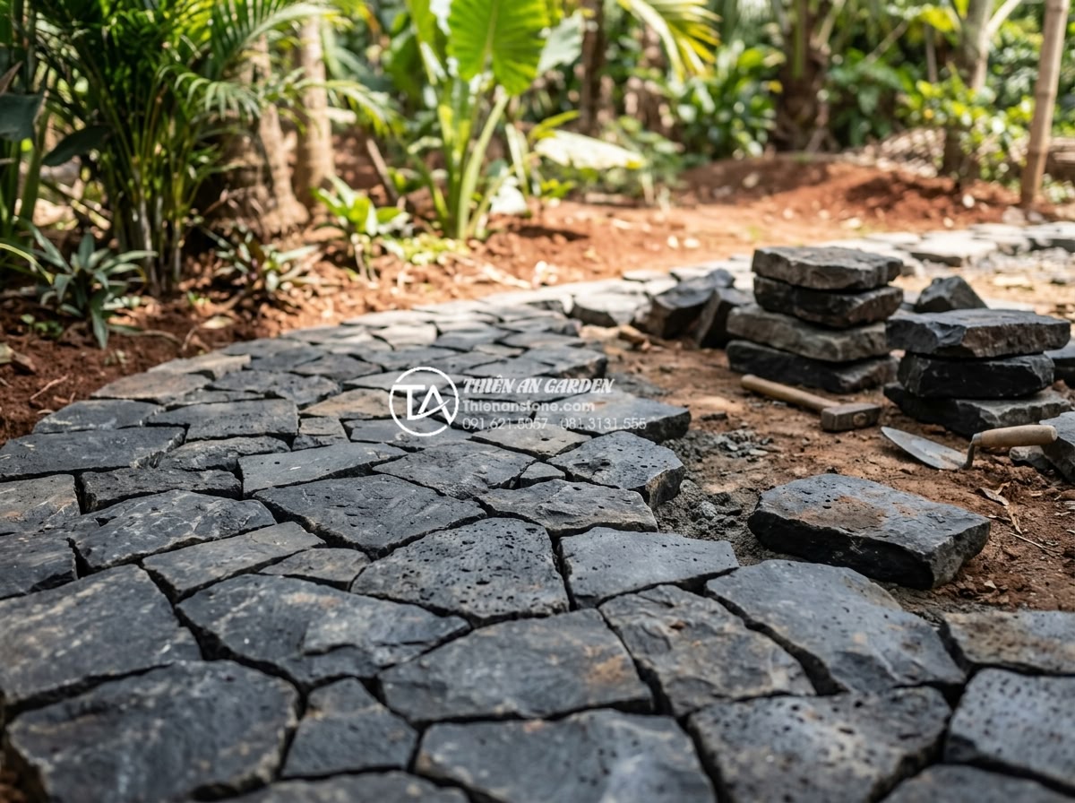 Quy trình lát sân bằng đá rối: Checklist 5 bước đạt chuẩn chuyên gia - Craftsmen hand-selecting and dry-fitting irregular natural stones to create harm