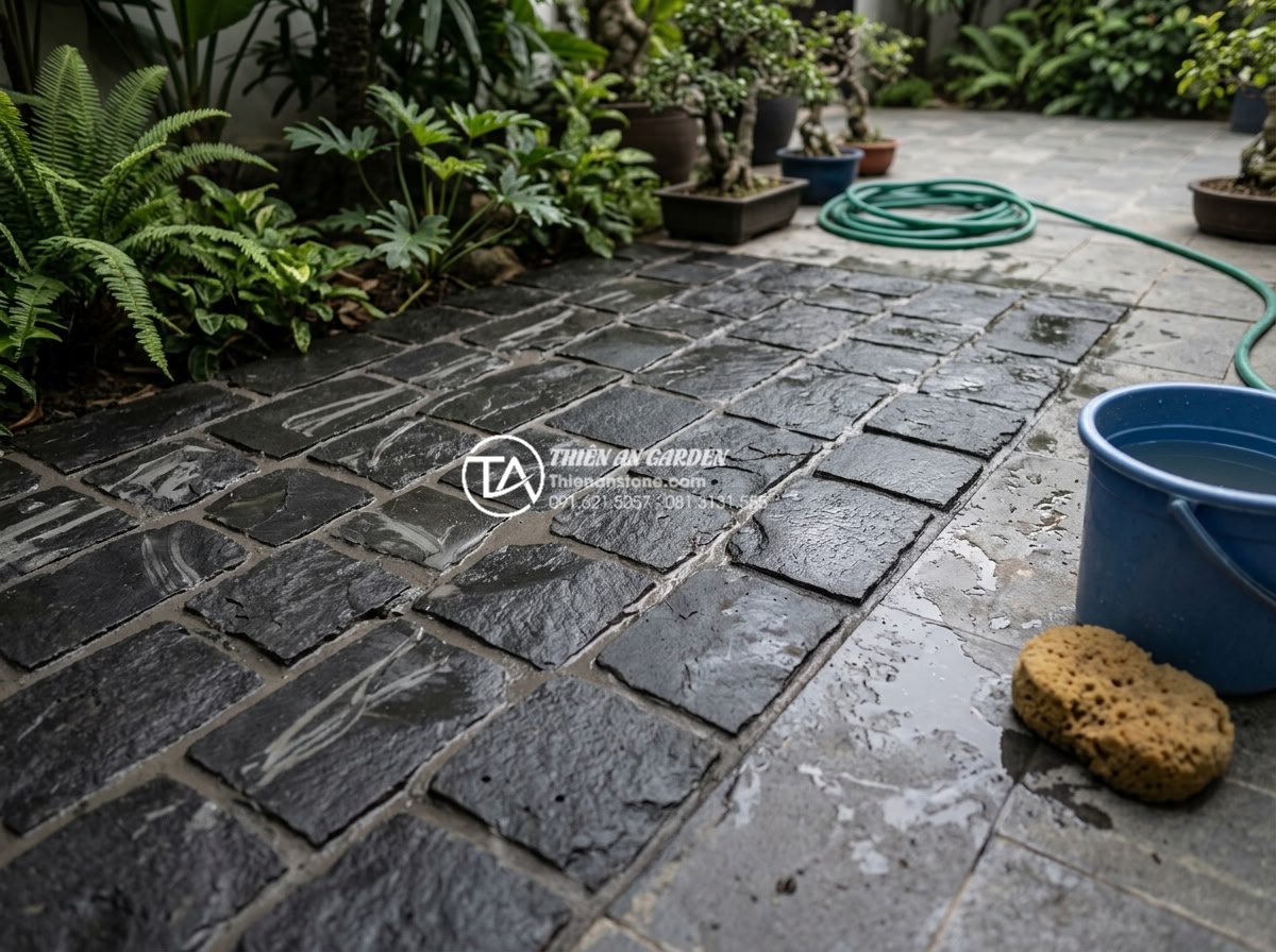 Quy trình lát sân bằng đá rối: Checklist 5 bước đạt chuẩn chuyên gia - Final finishing stage of stone paving project with workers cleaning and grouting