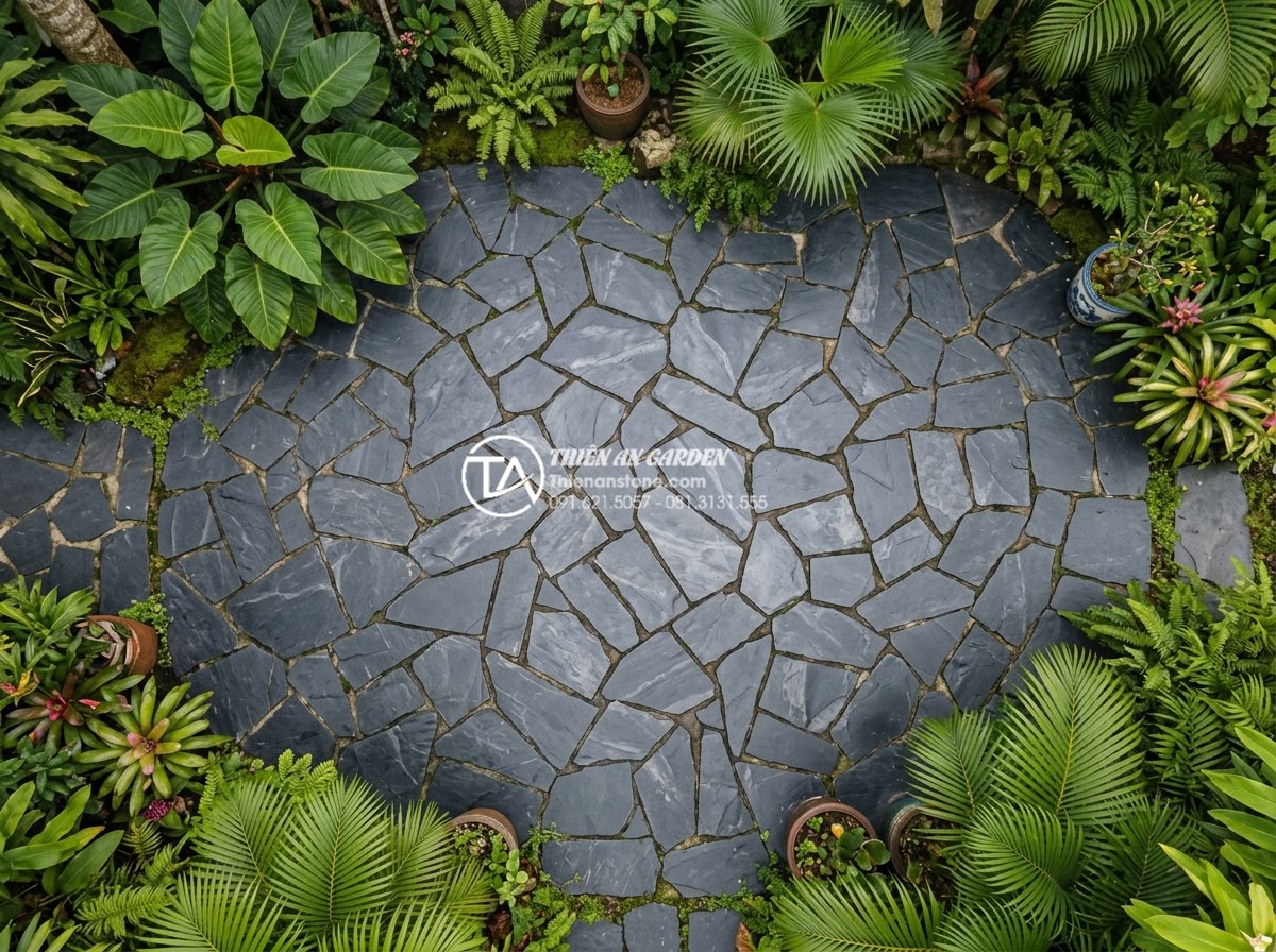 Quy trình lát sân bằng đá rối: Checklist 5 bước đạt chuẩn chuyên gia - Detailed overhead view of expert-laid irregular natural stone patio in a tropica