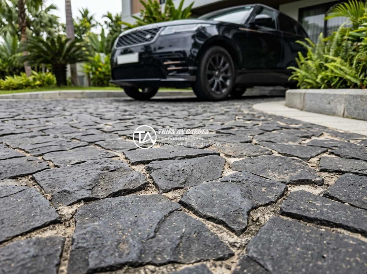 Review độ bền đá rối đen Lai Châu khi lát đường đi ô tô - Close-up view of black Lai Chau chaotic stone paved on a modern car driveway, sh